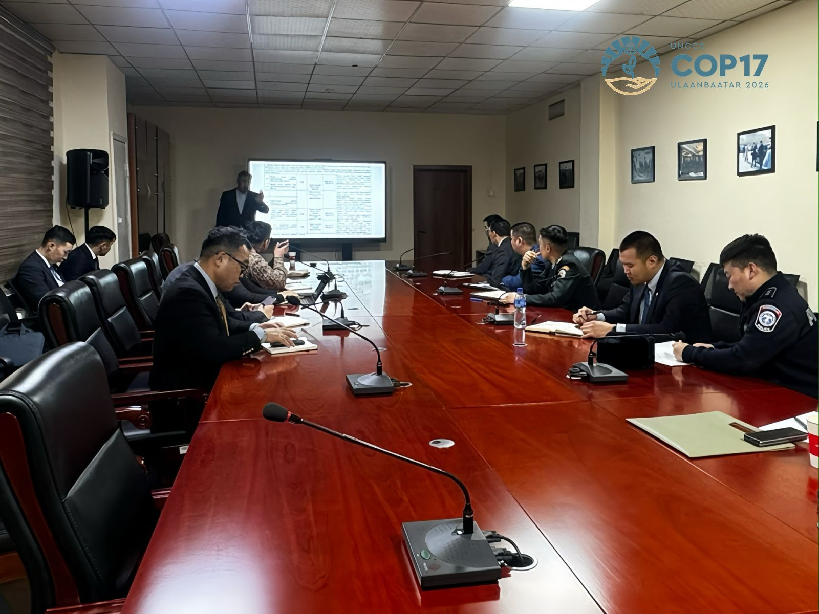 Цөлжилттэй тэмцэх тухай НҮБ-ын конвенцын Талуудын бага хурал (COP17)-ын үеийн дээд, өндөр хэмжээний зочид болон хуралдааны аюулгүй байдлыг хангах Аюулгүй байдлын дэд хороо нь 11 дэд ажлын хэсэг байгуулан ажиллаж байна.